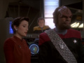 Kira Worf und O'Brien sorgen sich um Dax und Sisko.jpg