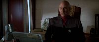 Picard erhält die Botschaft über die Borg-Invasion.jpg