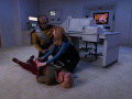 Crusher und Worf untersuchen Reygas Leichnam.jpg