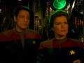 Janeway und Chakotay erfahren von Seven of Nine wie sie das Schiff in temporale Synchronizität bringen können.jpg