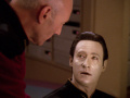 Data erklärt Picard, dass er sich zum Außenteam beamen muss.jpg