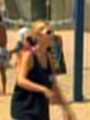 Frau spielt Volleyball am Strand in Los Angeles (1996).jpg