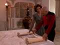 Kamala hilft Picard bei den Schriftrollen.jpg