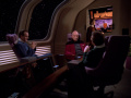 Alkar und Picard werden von Jarth und Liva über die Situation auf dem Planeten informiert.jpg