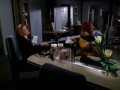 Janeway isst mit Lyndsay Ballard.jpg