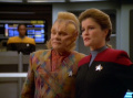 Neelix kann Janeway nur wenig über die Nekrit-Ausdehnung sagen.jpg