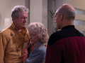 Picard sagt den Uxbridges, dass die Enterprise bleiben wird solange sie leben.jpg