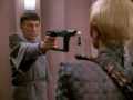 Spock überwältigt Sela.jpg