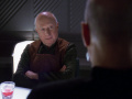 Galen lädt Picard auf eine Expedition ein.jpg