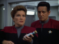 Janeway erhält vom Doktor ein Hypospray, um Seven zu betäuben.jpg