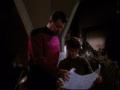 Ethan zeigt Riker den Plan der Anlage.jpg