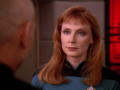 Picard überträgt das Kommando an Crusher.jpg