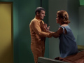 Dr. Coleman hindert Kirk in Lesters Körper daran Hilfe zu holen.jpg
