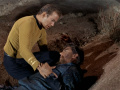 Kirk nimmt Lazarus mit aufs Schiff.jpg