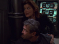 Janeway und Jaffen verstecken sich im Kraftwerk vor den Wachen.jpg