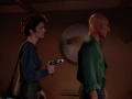 Kelsey hält Picard eine Waffe an den Rücken.jpg
