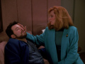 Dr. Crusher verspricht Odan-Riker den Symbionten zu entfernen.jpg
