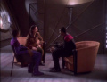 Keiko O'Brien spricht mit Sisko über Jake und Nogs Streiche.jpg