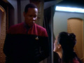 Sisko versucht Keiko zu beruhigen.jpg