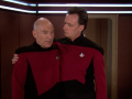 Q umarmt Picard.jpg