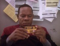 Sisko erhält eine Rationskarte.jpg