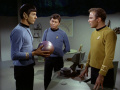 Spock vermutet, dass die Lebensform auf Silizium basiert.jpg