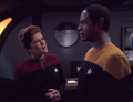 Tuvok informiert Janeway über seine Visionen.jpg