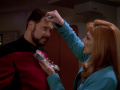Dr. Crusher behandelt Rikers Kopfwunde.jpg