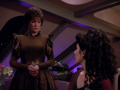 Lwaxana und Troi sprechen über ihre Gründe sich für Timicin einzusetzen.jpg