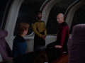 Picard, La Forge und Pulaski besprechen Rettungsmöglichkeiten.jpg
