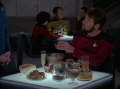 Riker probiert klingonische Speisen.jpg