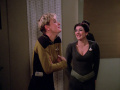Yar und Troi lachen über Riker.jpg