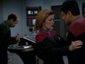 Janeway versucht von Chakotay mehr Informationen über die Fremden zu erhalten.jpg