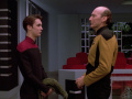 Lt. Commander Albert bringt Wesley einen Pullover zurück.jpg