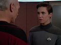 Picard klärt Wesley über Salias Natur.jpg