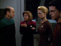 Der Doktor informiert Janeway und Seven über Ichebs Heilverfahren.jpg
