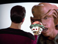 Riker präsentiert Kazago den Gedankenmanipulator.jpg