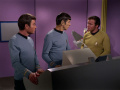 Kirk will sich allein runterbeamen, um den Troglyten Masken zu bringen.jpg
