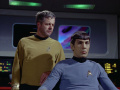 Matt Decker befiehlt Spock den Angriff auf den Roboter.jpg