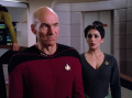 Picard nimmt Kontakt mit dem Außenteam auf.jpg