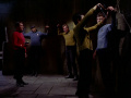 Scott und Sulu holen die Offiziere hypnotisiert ab.jpg