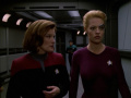 Janeway ermutigt Seven of Nine die Daten ihrer Eltern durchzusehen.jpg