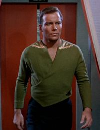 Kirk in seiner alternativen Uniform.jpg