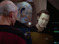 Mendon und Data melden Picard, dass die Pagh gefährdet ist.jpg