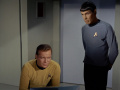 Spock sagt Kirk, dass er von Leightons Verstand keine genaue Vorstellung hat.jpg