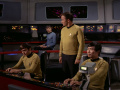 Spock weist Lester auf die medizinische Ausstattung der Kolonie hin.jpg