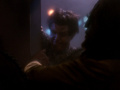 Worf und ein Romulaner verschließen eine Tür.jpg