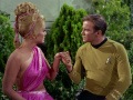 Kirk fordert Palomas auf, Apoll zu bekämpfen.jpg