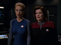Seven informiert Janeway über die isolineare Frequenz aus dem Chaosraum.jpg