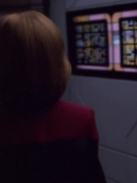 Kathryn Janeway in einem Gang der USS Voyager 2378.jpg